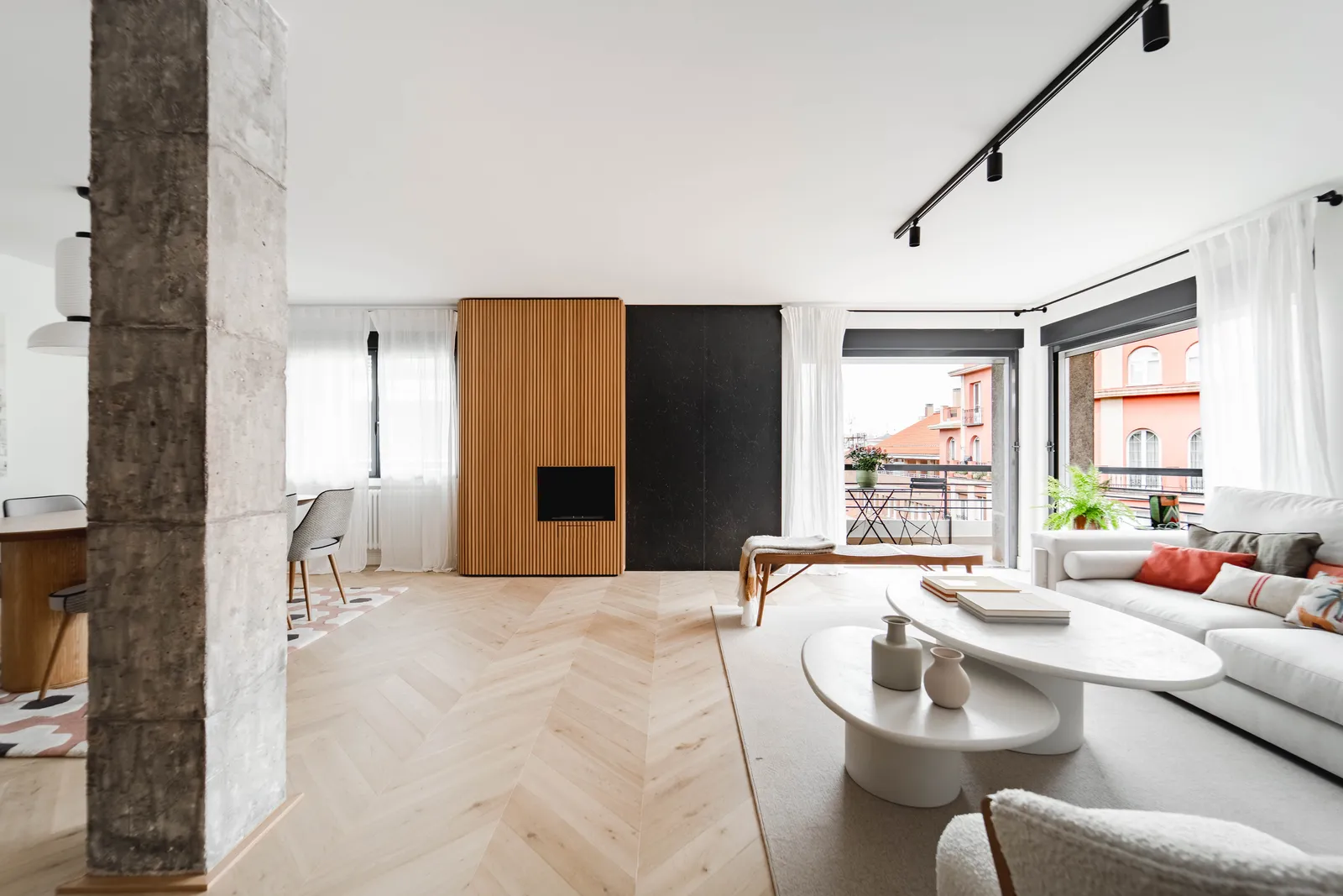 Salón con suelo de espiga y chimenea en una reforma integral en General Oráa, Madrid