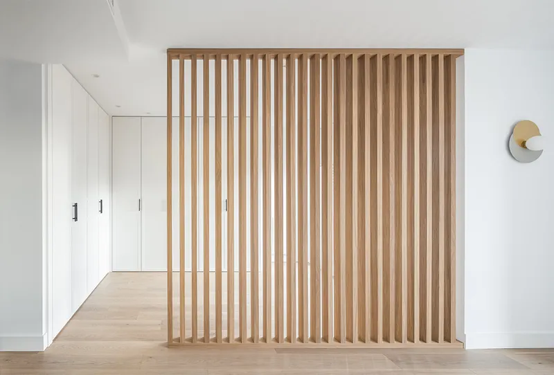Celosía de listones de roble en una vivienda reformada, criterio de diseño del estudio