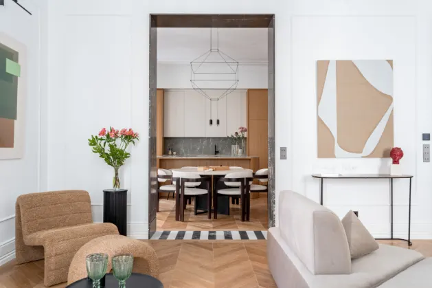 Comedor y cocina de la rehabilitación integral de una vivienda en la calle Barquillo, Madrid